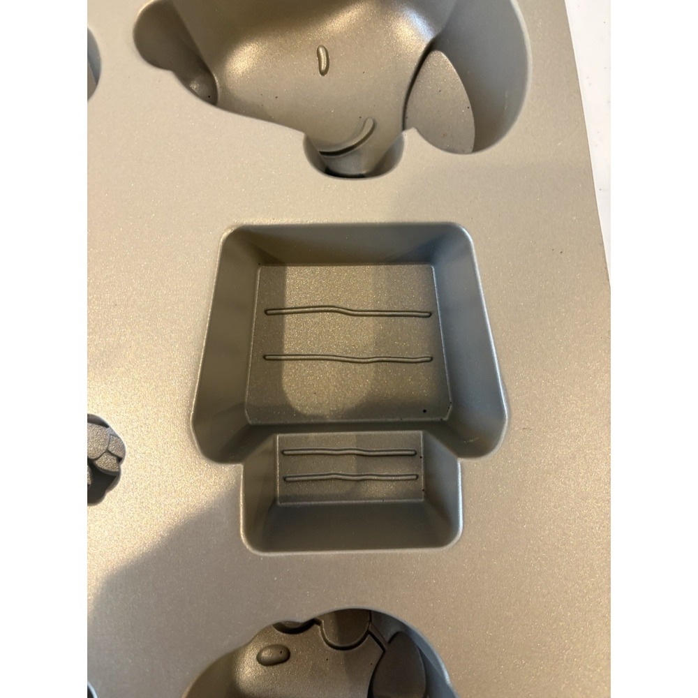 Williams And Sonoma Peanuts Snoopy Cast Aluminum Cakelet Pan New - Picture 7 of 10
